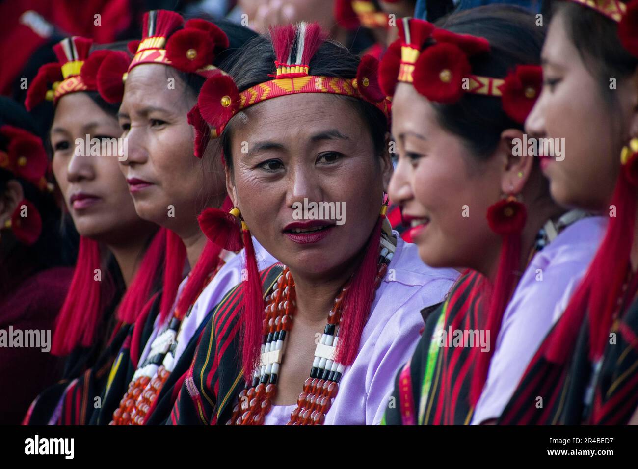 Kohima, India. 9 dicembre 2022. I membri della comunità Naga partecipano al Festival Hornbill, nel villaggio di Kisama vicino a Kohima, il 9 dicembre Foto Stock