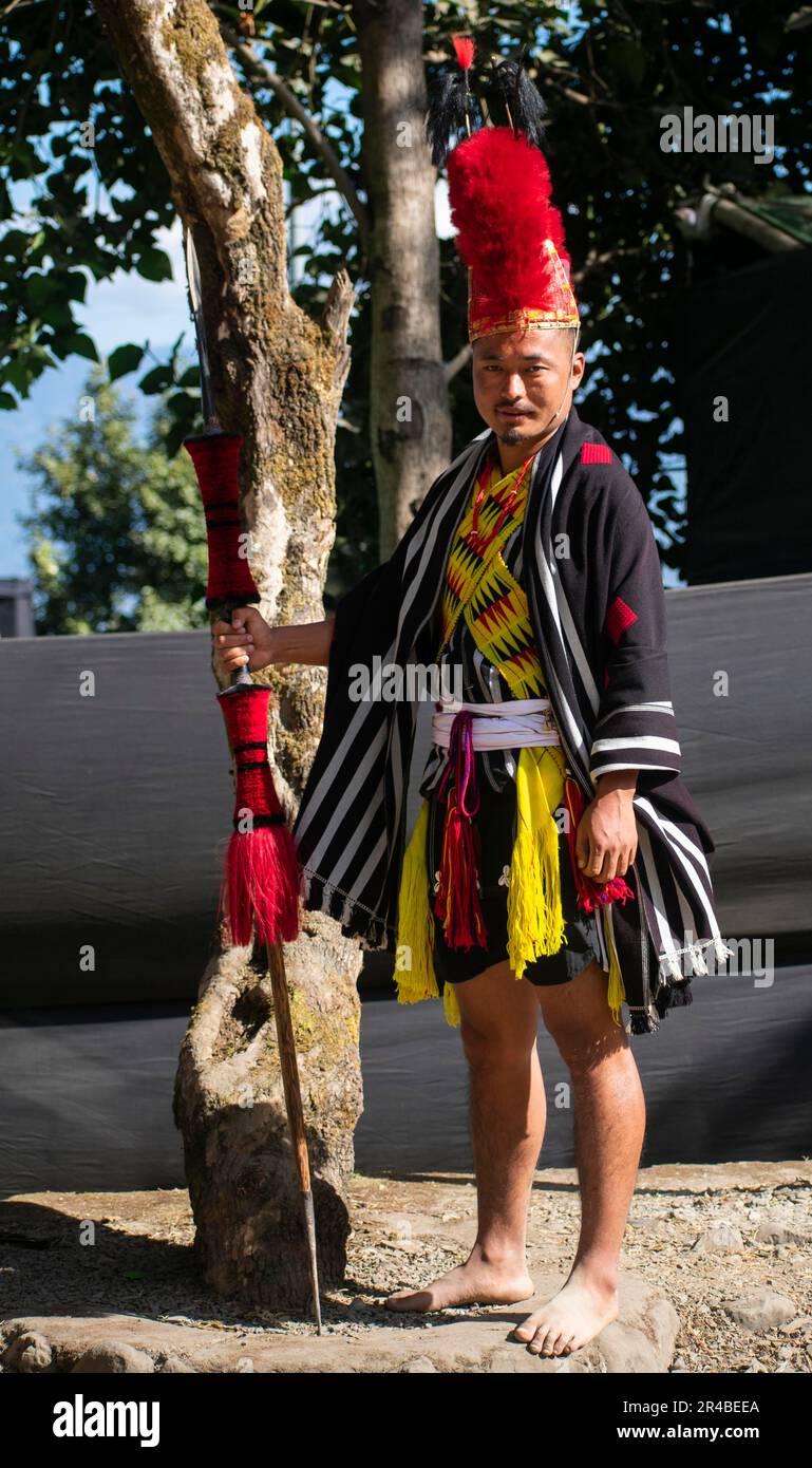 Kohima, India. 9 dicembre 2022. I membri della comunità Naga partecipano al Festival Hornbill, nel villaggio di Kisama vicino a Kohima, il 9 dicembre Foto Stock