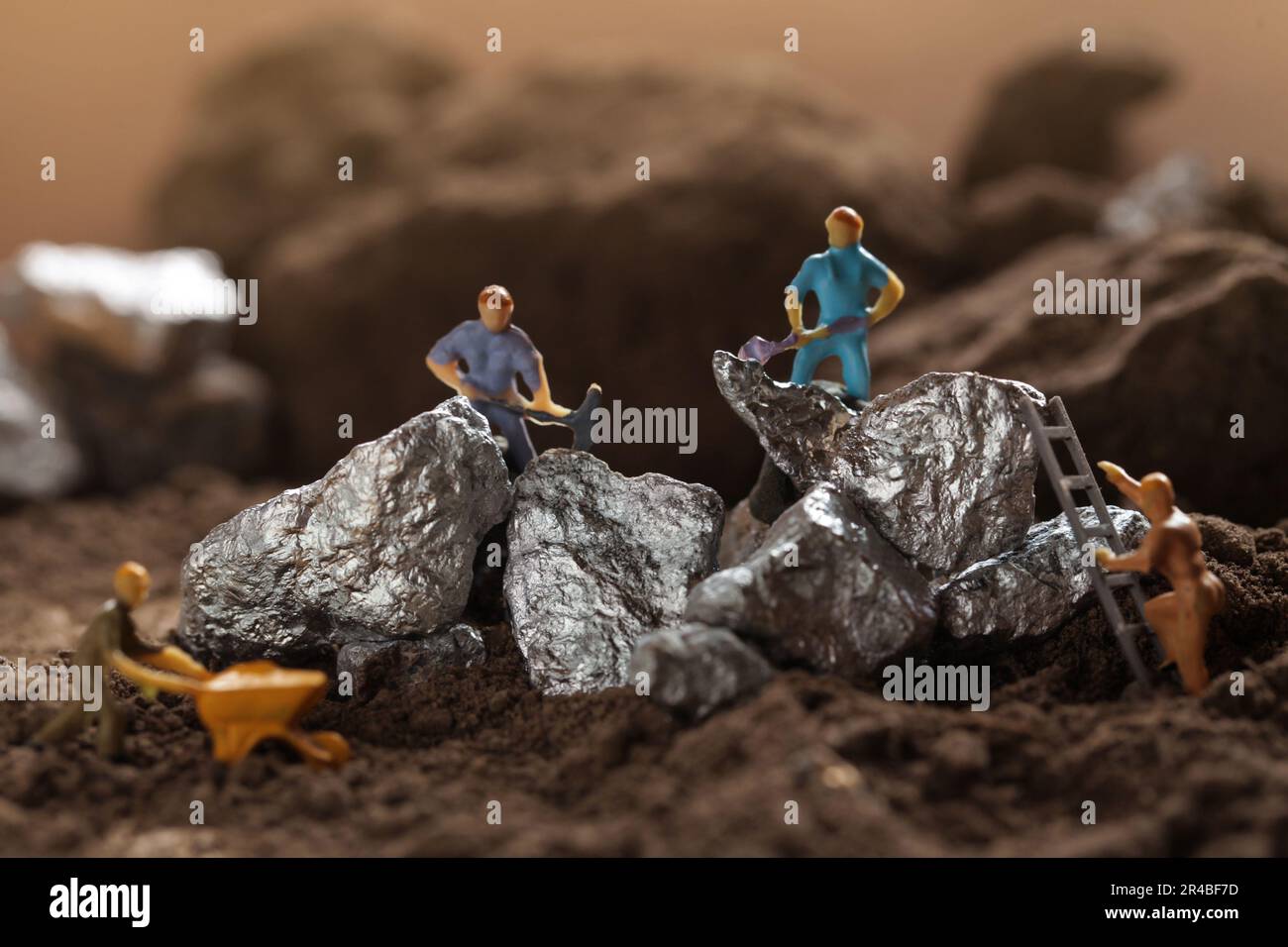Estrazione di cobalto, litio. Lavoratori in miniatura che estraggono zinco metallico, argento. Attività mineraria, risorse minerarie. Foto Stock