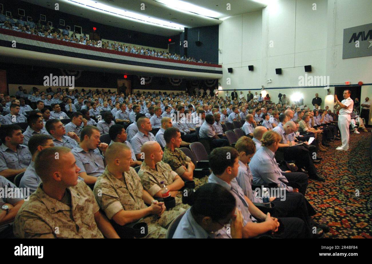 Mike Mullen parla con i marinai e i marines della Marina MILITARE DEGLI STATI UNITI durante una visita alla Naval Air Station Oceana, Virginia Foto Stock