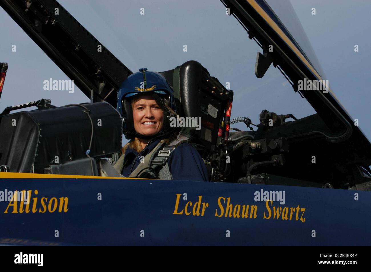 US Navy FOX News ancora, Greta Van Susteren sorride dopo il suo volo in un F-A-18B Hornet assegnato agli Stati Uniti Squadrone dimostrativo Navy Flight. Foto Stock