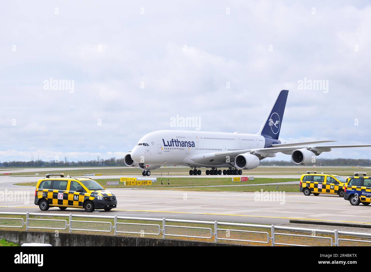 Aviazione, Aeroporto, Monaco, Apron, Runway, Aircraft, Airbus, A380, FollowMe Vehicles Foto Stock