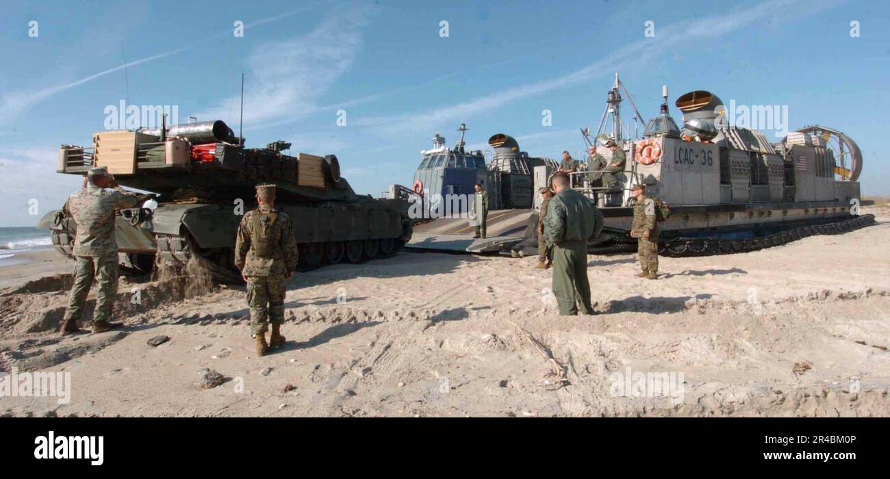 I marine STATUNITENSI assegnati all'unità di spedizione marina 22nd (22nd MEU) caricano un serbatoio Abrams M1A1 su un veicolo statunitense Navy Landing Craft, Air Cushion (LCAC) per il trasporto alla nave portuale USS carter Hall (LS. Foto Stock I marine STATUNITENSI assegnati all'unità di spedizione marina 22nd (22nd MEU) caricano un serbatoio Abrams M1A1 su un veicolo statunitense Navy Landing Craft, Air Cushion (LCAC) per il trasporto alla nave portuale USS carter Hall (LS. Foto Stock