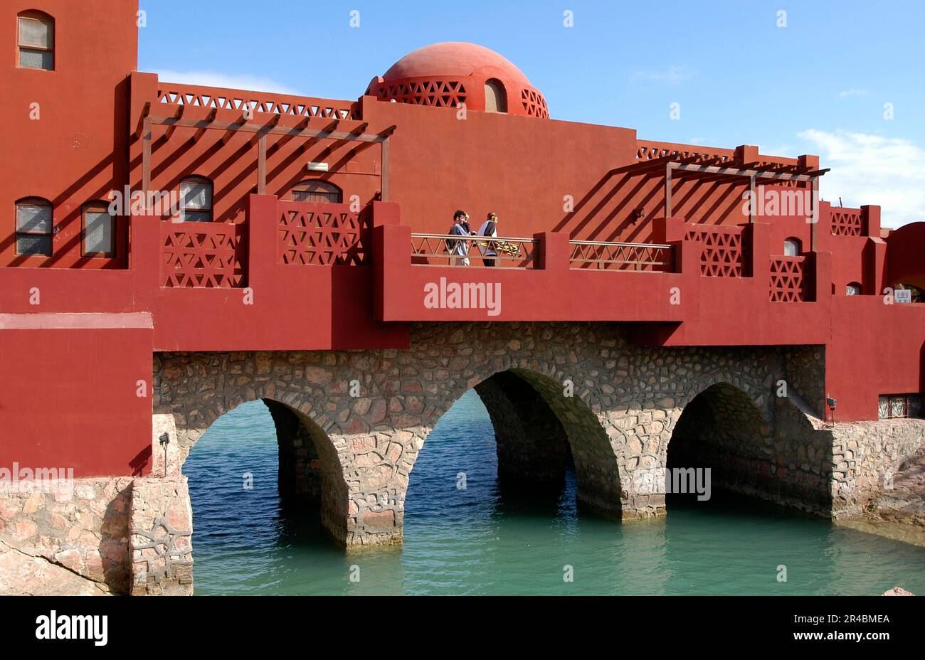 Ponte con edifici su LAGUNA, el-Guna, Egitto Foto Stock