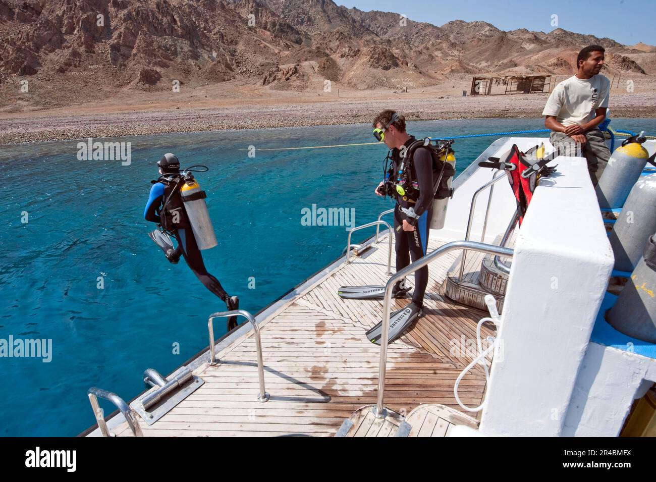Tuffatori salti dalla piattaforma di immersione, attrezzatura subacquea, immersioni ricreative, immersioni subacquee, Gabr elBint, Dahab, Penisola del Sinai, Egitto Foto Stock