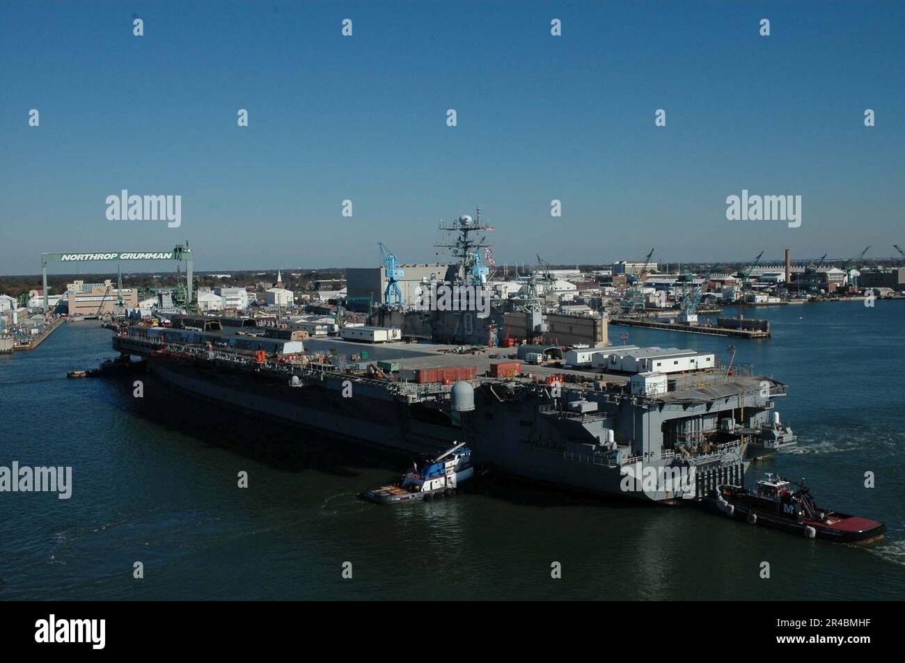 US Navy la portaerei di classe Nimitz USS Carl Vinson (CVN 70) viene trainata dal molo 14 a bordo della Naval Station Norfolk al cantiere navale Northrop Grumman Newport News. Foto Stock