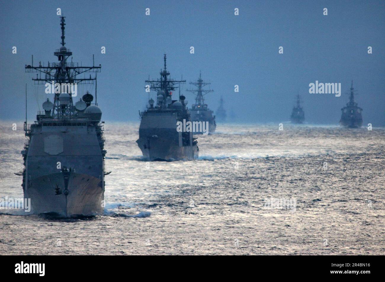 US Navy U.S.A. Incrociatori missilistici guidati dalla Marina e cacciatorpediniere assegnati a Destroyer Squadron 15, crociera in formazione durante un transito dello stretto di Tsugaru. Foto Stock