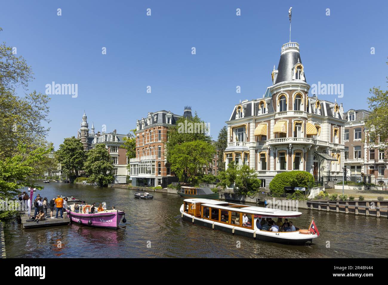 Barche su un canale, Amsterdam, capitale dei Paesi Bassi, Olanda, Europa occidentale Foto Stock