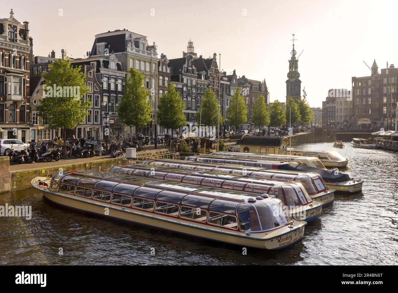 Vista su Amstel fino a Oude Kerk, Amsterdam, capitale dei Paesi Bassi, Olanda, Europa occidentale Foto Stock