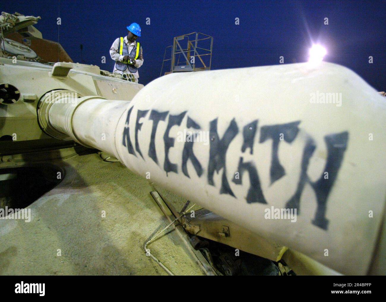 US Navy Information Technician 1st Classe assegnata al Battaglione delle Dogane della Marina Papa, ispeziona un serbatoio Army M1A1 Abrams per la presenza di sabbia e involucri rotondi Foto Stock US Navy Information Technician 1st Classe assegnata al Battaglione delle Dogane della Marina Papa, ispeziona un serbatoio Army M1A1 Abrams per la presenza di sabbia e involucri rotondi Foto Stock