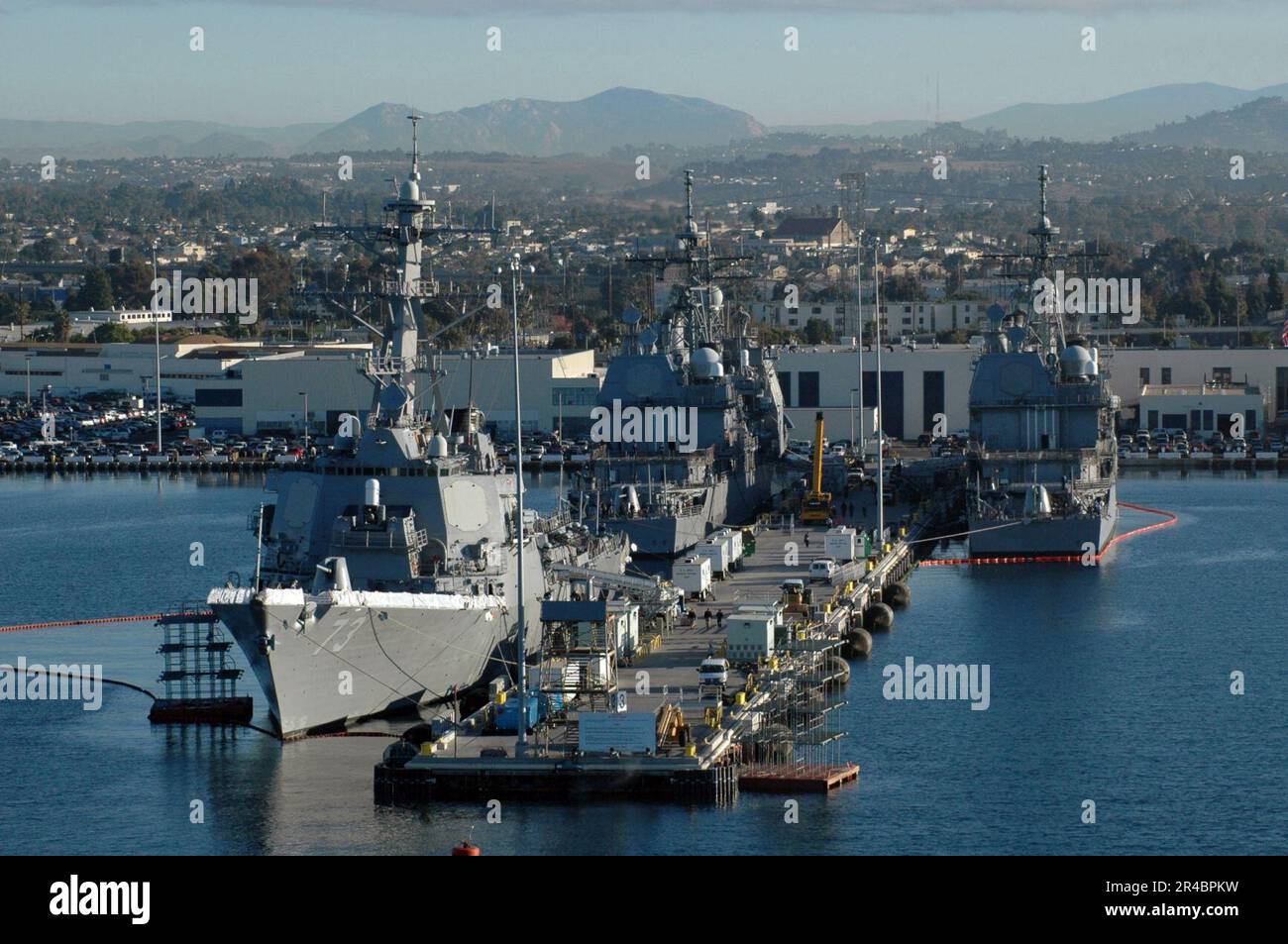 US Navy il cacciatorpediniere missilistico guidato USS Decatur (DDG 73) e due incrociatori missilistici guidati siedono ormeggiati al loro molo a bordo della Stazione Navale di San Diego nella California Meridionale. Foto Stock