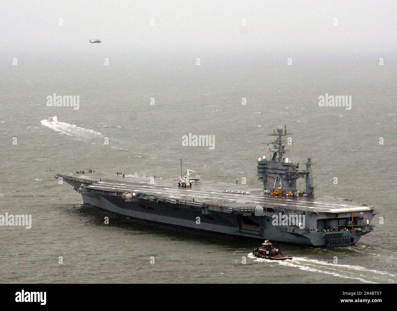 US Navy la portaerei di classe Nimitz USS George Washington (CVN 73) lascia il cantiere navale Northrop Grumman Newport News per condurre prove in mare nell'Oceano Atlantico. Foto Stock