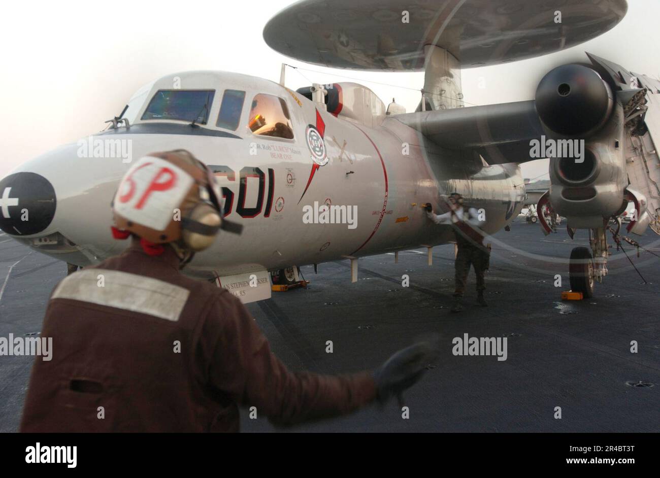 US Navy un e-2C Hawkeye assegnato agli assi dell'orso del vettore aereo Early Warning Squadron uno due quattro (VAW-124) è diretto a parcheggiare sul ponte di volo la portaerei di classe Nimitz USS Theodore Roosev. Foto Stock