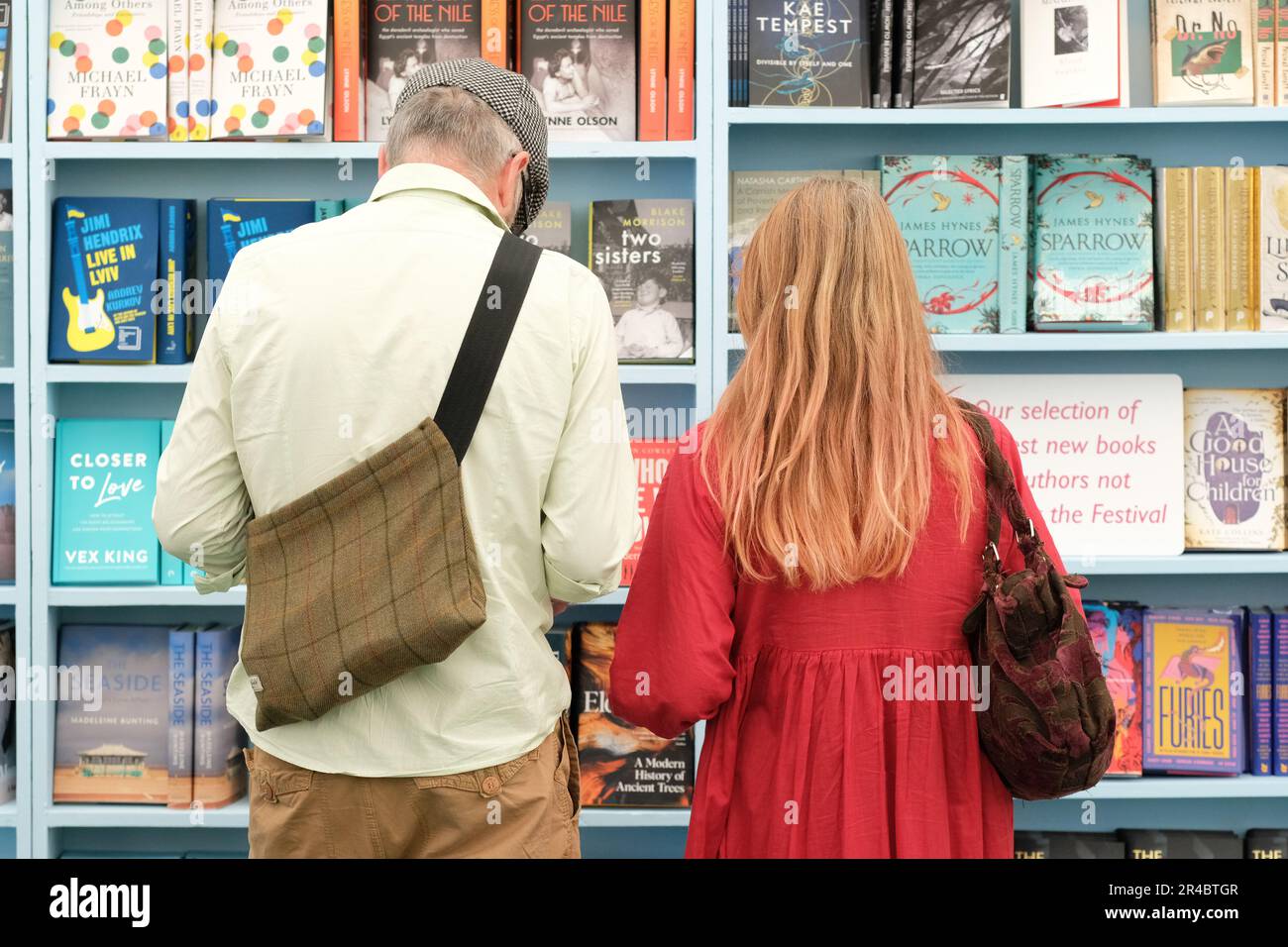 Hay Festival, Hay on Wye, Wales, UK – Sabato 27th maggio 2023 – i visitatori sfogliano i nuovi libri nella libreria Festival durante il terzo giorno di quest'anno Hay Festival. Il festival Hay si svolge fino a domenica 4th giugno 2023. Foto Steven Maggio / Alamy Live News Foto Stock