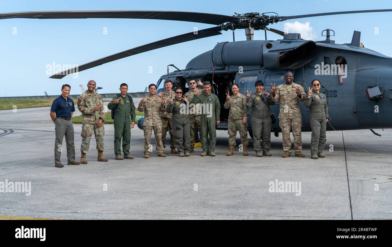 Joel Inacay, Center, 15th Strike Wing vice comandante, e altri membri PAF posa per una foto con 33rd Rescue Squadron e 33rd Helicopter Maintenance Unit Airmen durante un tour della base aerea di Kadena, Giappone, 7 marzo 2023. La visita di Inacay ha rafforzato l'impegno degli Stati Uniti e delle Filippine verso un indo-Pacifico libero e aperto, promuovendo gli interessi di entrambe le nazioni nella regione. Foto Stock