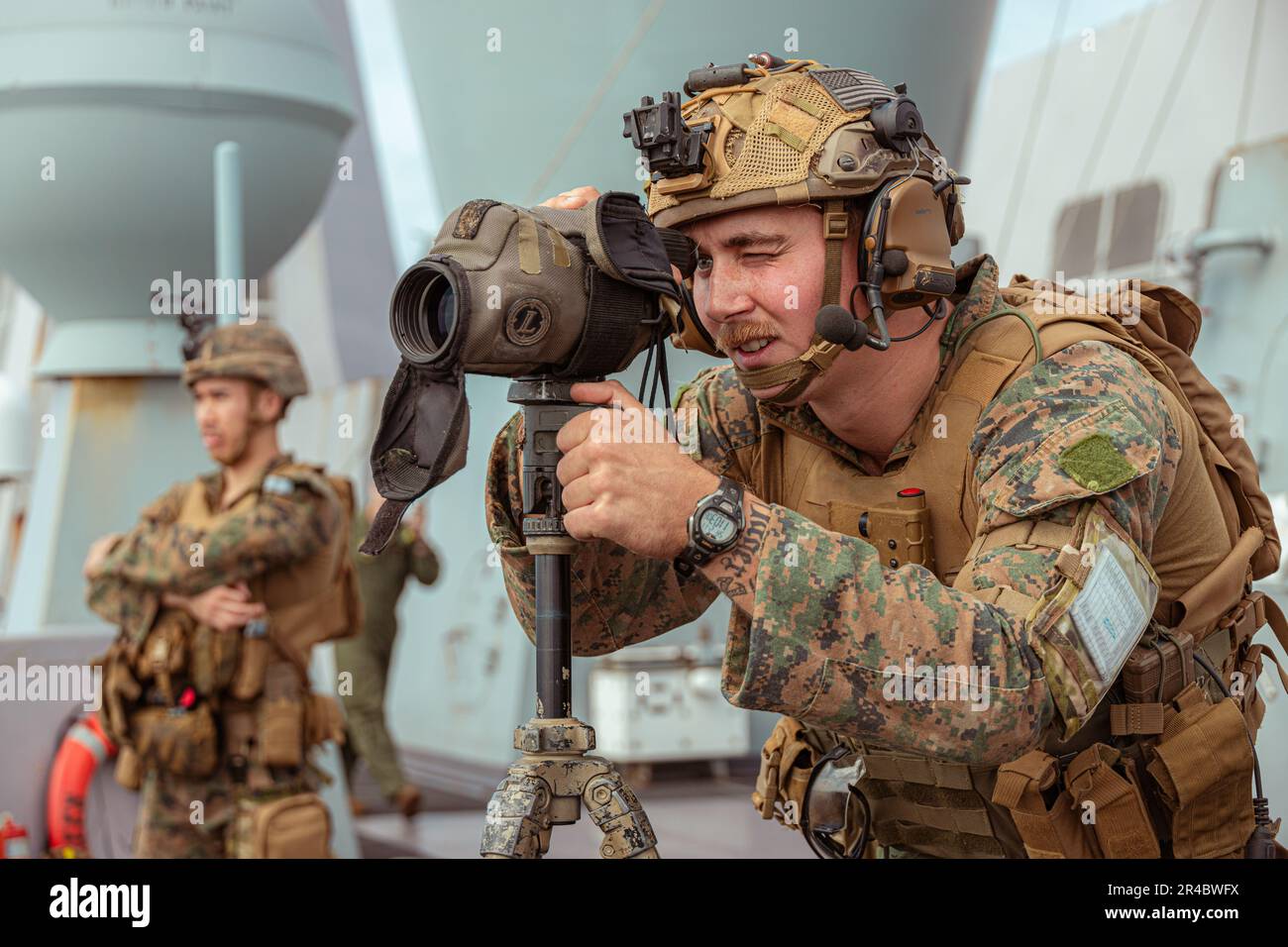 STATI UNITI Aaron Meeke, un cecchino scout con il Battalion Landing Team 1/4, 31st Marine Expeditionary Unit, fornisce overwatch per una visita, bordo, ricerca e esercizio di sequestro sulla USS Miguel Keith (ESB-5) nel Mare delle Filippine, 11 febbraio 2023. Il VBSS ha perfezionato le competenze di Marines nelle operazioni di interdizione marittima incorporando scenari reali. Il MEU 31st opera a bordo delle navi dell'America Amphibious Ready Group nell'area delle operazioni 7th Fleet per migliorare l'interoperabilità con alleati e partner e servire come pronta forza di risposta per difendere la pace e gli stabili Foto Stock