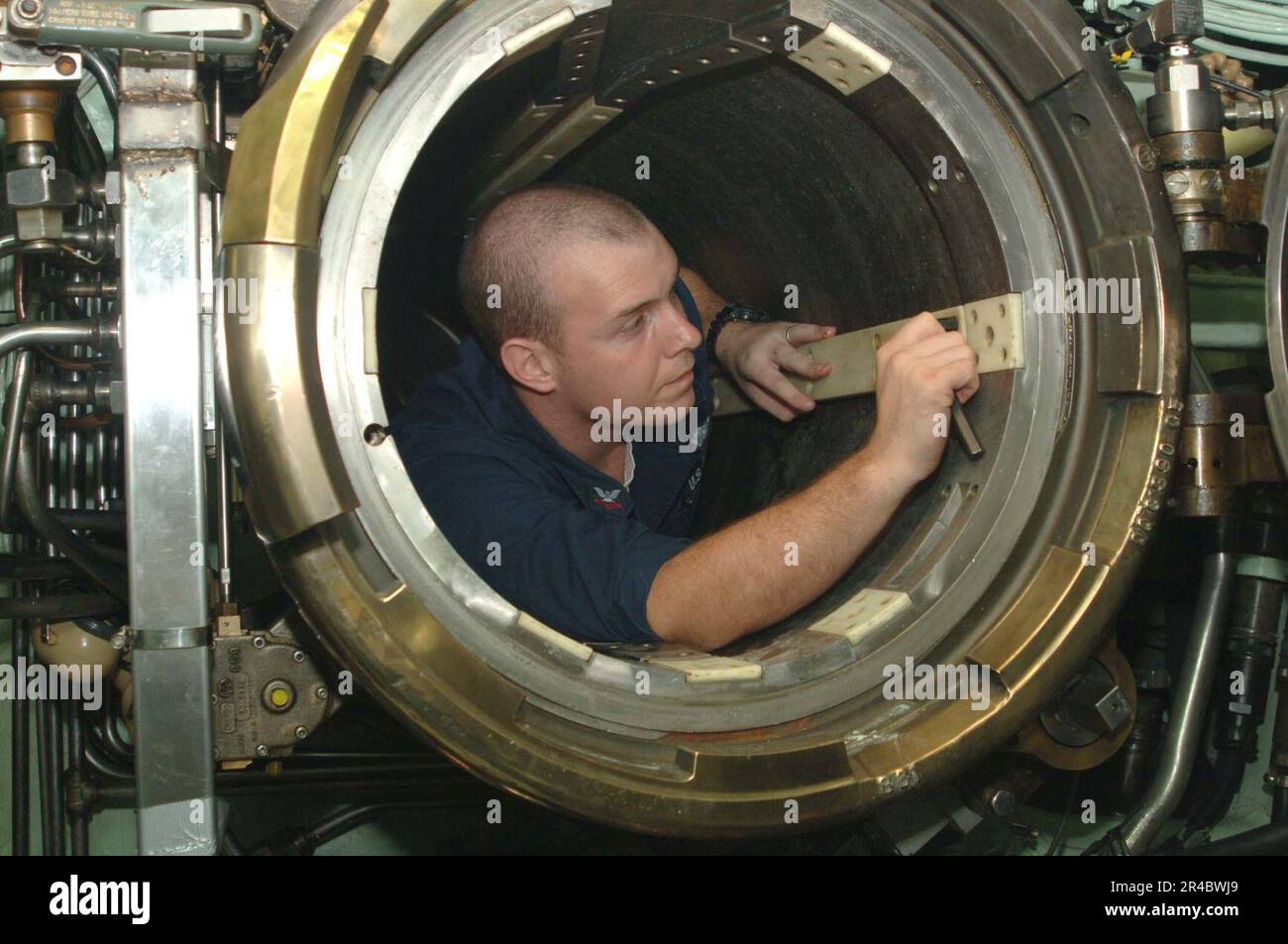 IL Mate 2nd Class della MARINA STATUNITENSE esegue la manutenzione del sistema di armi siluro a bordo del sottomarino ad attacco rapido USS Norfolk (SSN 714) di classe Los Angeles. Foto Stock