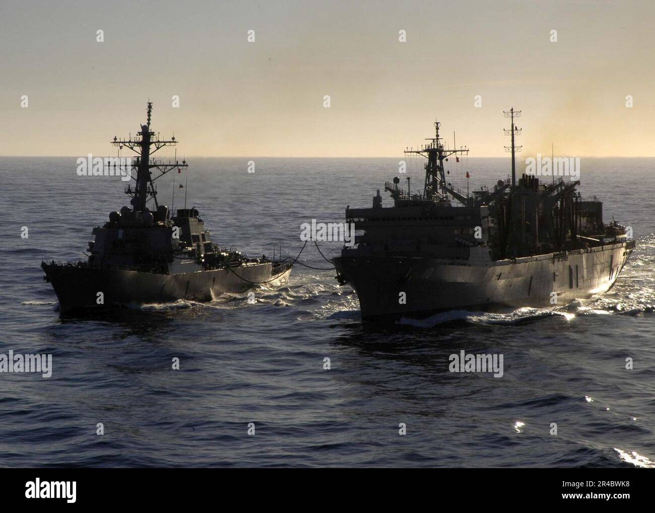 US Navy il cacciatorpediniere di classe Arleigh-Burke USS John Paul Jones (DDG 53) conduce un rifornimento in corso. Foto Stock