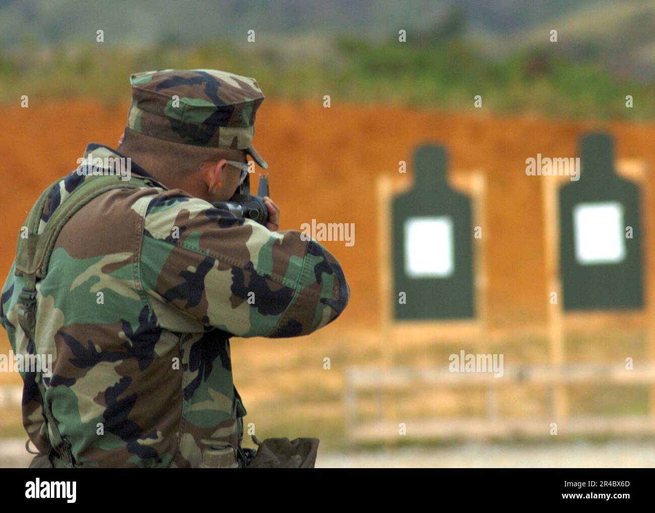 US Navy Un seabee assegnato alla Naval Mobile Construction Battaglione quattro (NMCB-4) spara un fucile M-16 durante le qualifiche di fuoco dal vivo presso la base marina di Camp Hansen. Foto Stock