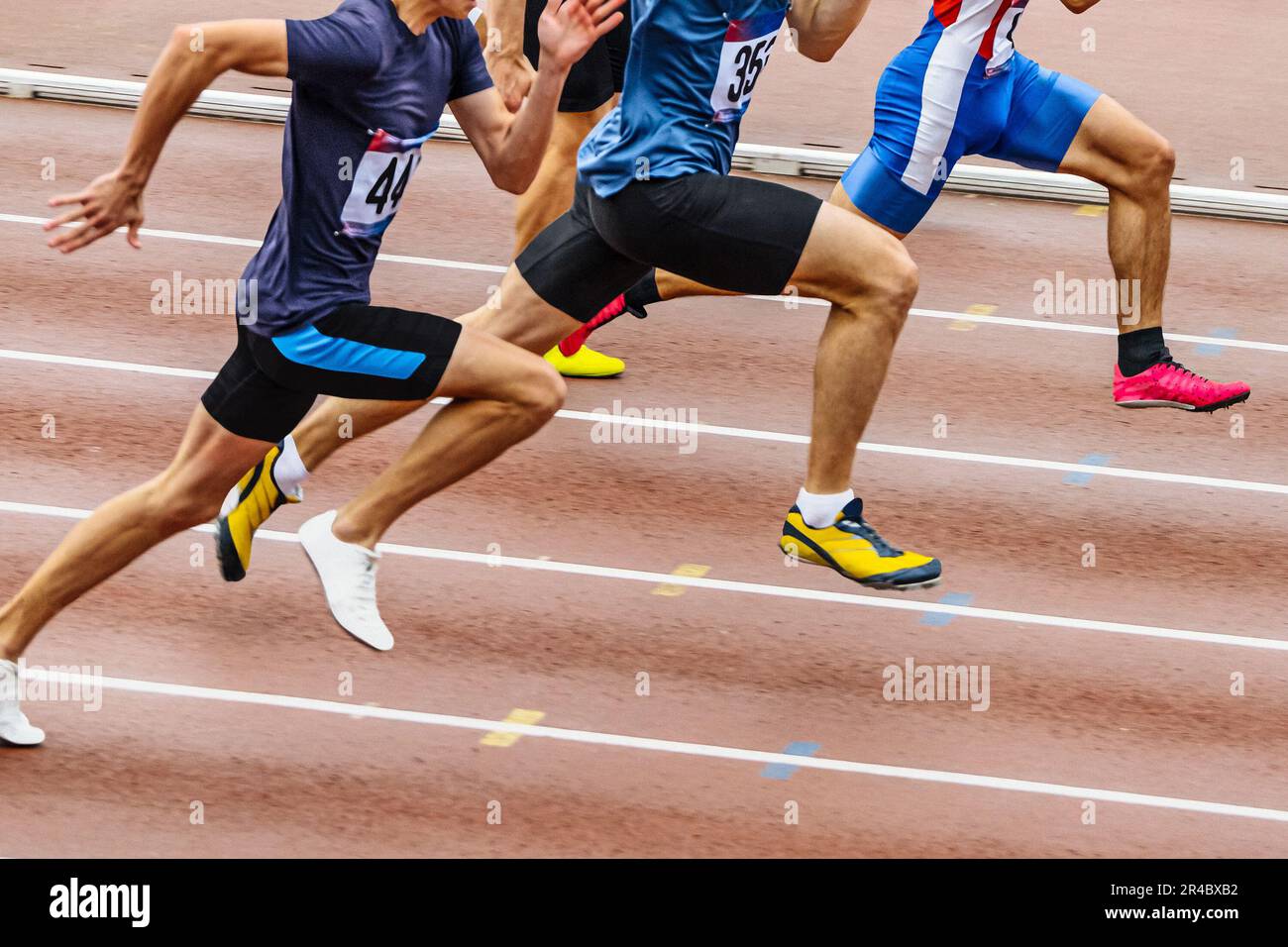 tre atleti runner che corrono in modo sincrono insieme sprint gara in pista, atletica campionato estivo Foto Stock