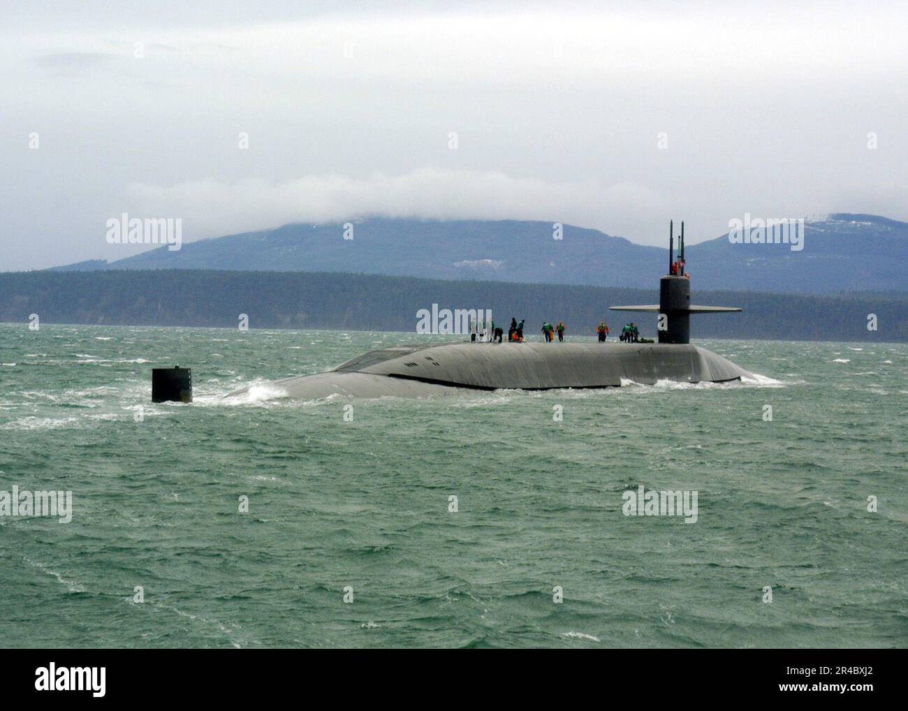 US Navy il sottomarino missilistico guidato USS Ohio (SSGN 726) si prepara a fermarsi per un trasferimento di personale a Puget Sound, Washington. Foto Stock
