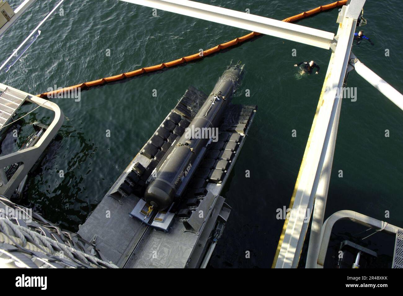 US Navy l'Autonomous Underwater Vehicle (AUV) di classe Seahorse viene spostato in posizione con la rampa di poppa di Sea Fighter (FSF-1) durante il lancio. Foto Stock