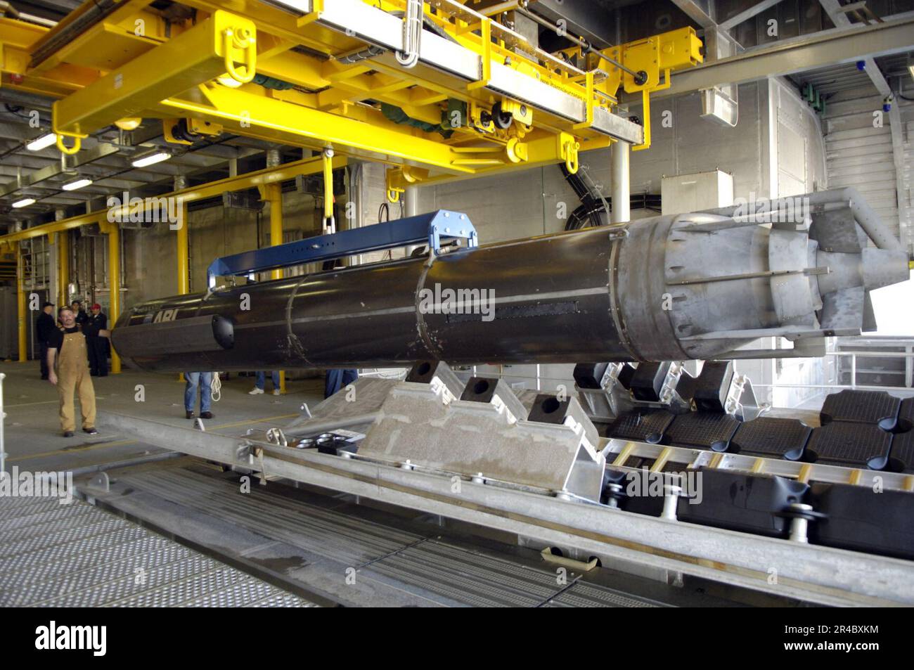 US Navy He Seahorse-classe Autonomous Underwater Vehicle (AUV) è manovrato in posizione nella baia di missione di Sea Fighter (FSF-1) durante i test di lancio e recupero. Foto Stock