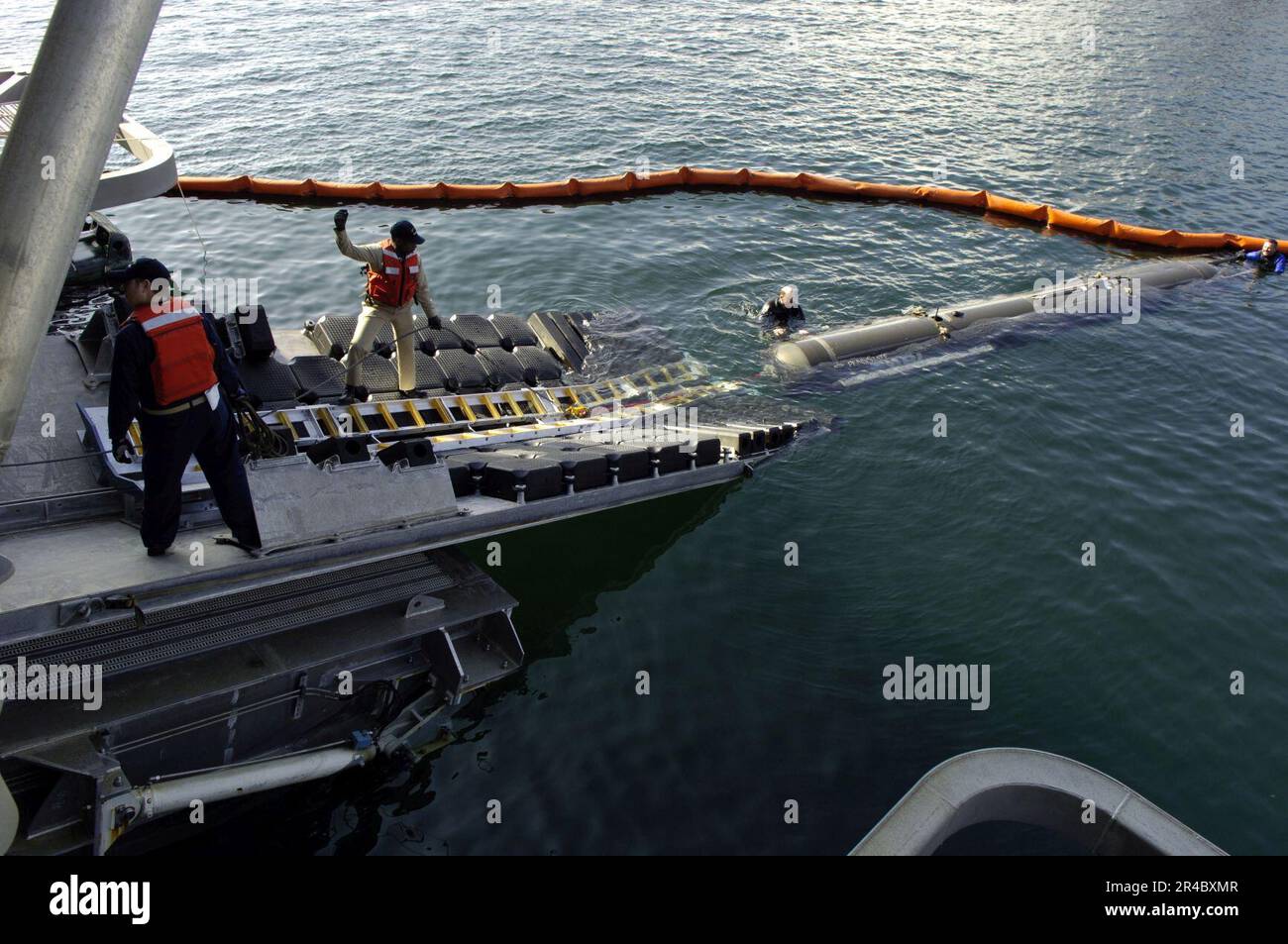 US Navy l'Autonomous Underwater Vehicle (AUV) di classe Seahorse viene spostato in posizione con la rampa di poppa di Sea Fighter (FSF-1) durante il lancio. Foto Stock