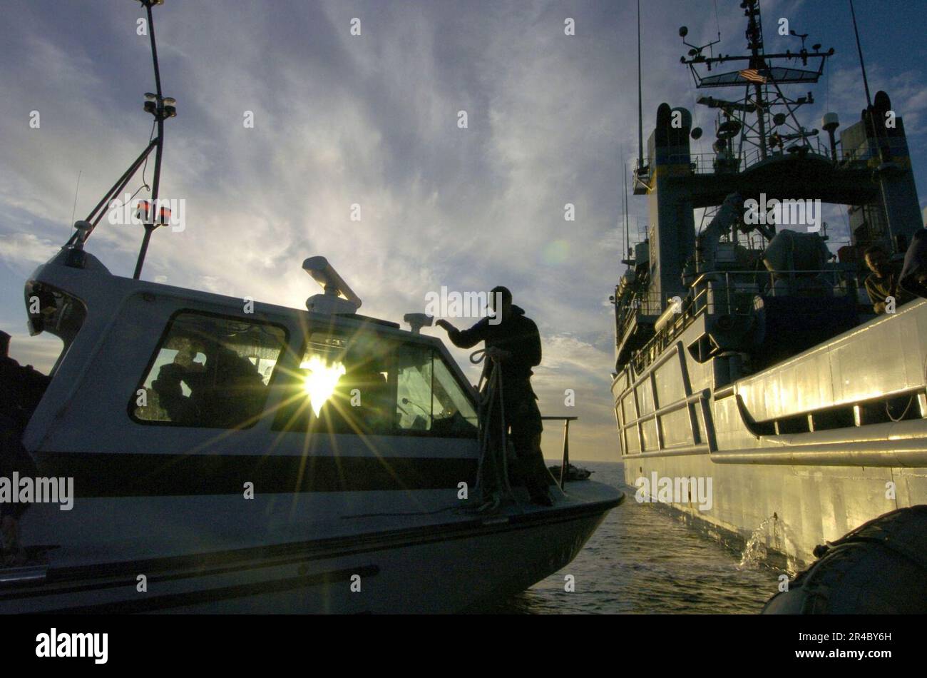 US Navy U.S.A. I subacquei della Marina dal centro di manutenzione regionale del sud-ovest, l'unità mobile di immersione e salvataggio distaccamento uno e l'unità esplosiva di disposizione di Ordnance tre partono dalla flotta militare di comando di Sealift tu oceano. Foto Stock