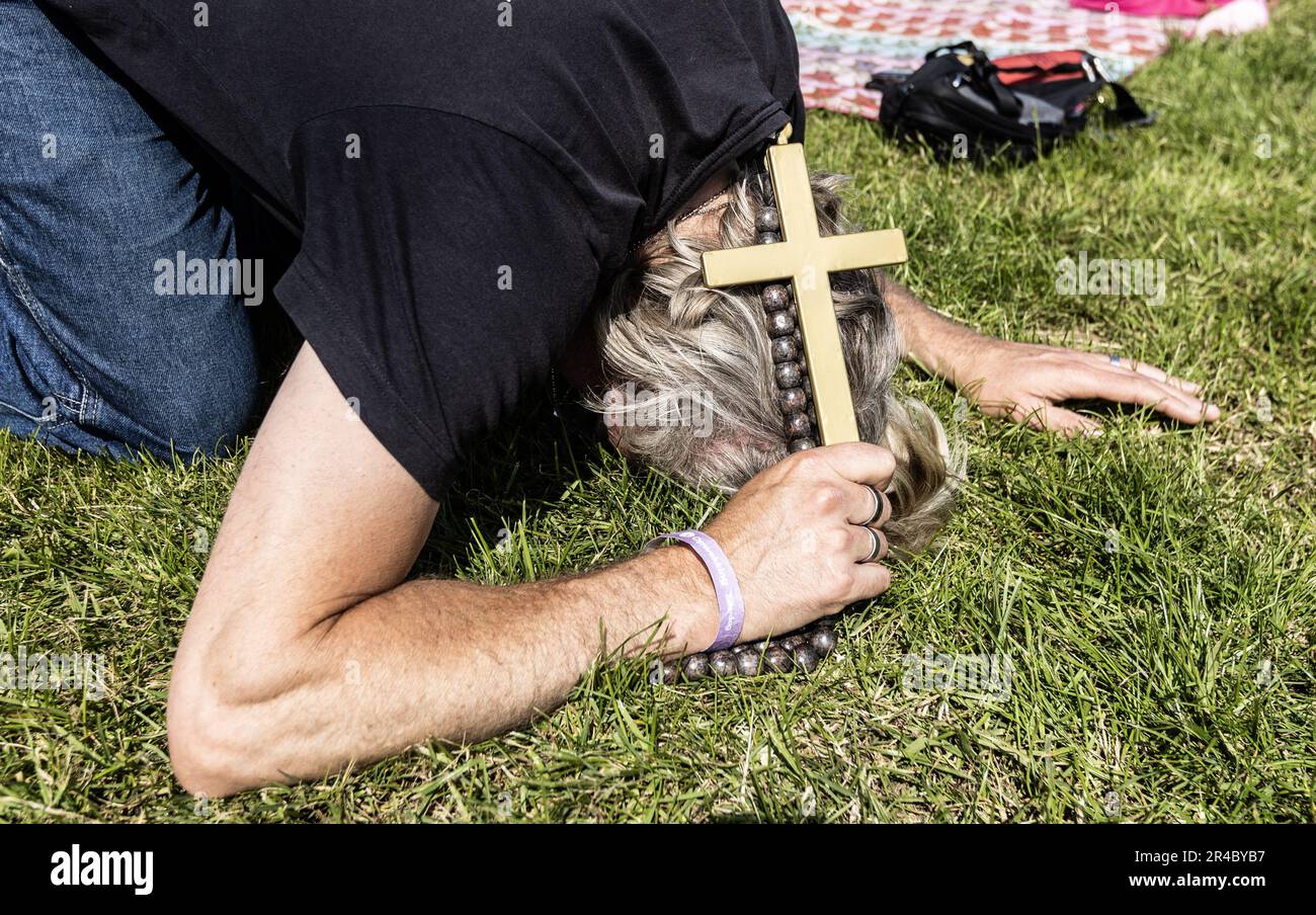 BIDDINGHUIZEN - visitatori durante un servizio di preghiera al risveglio della conferenza di Pentecoste. I credenti si riuniscono per quattro giorni per celebrare insieme la fede. ANP EVA PLEVIER netherlands OUT - belgium OUT Credit: ANP/Alamy Live News Foto Stock