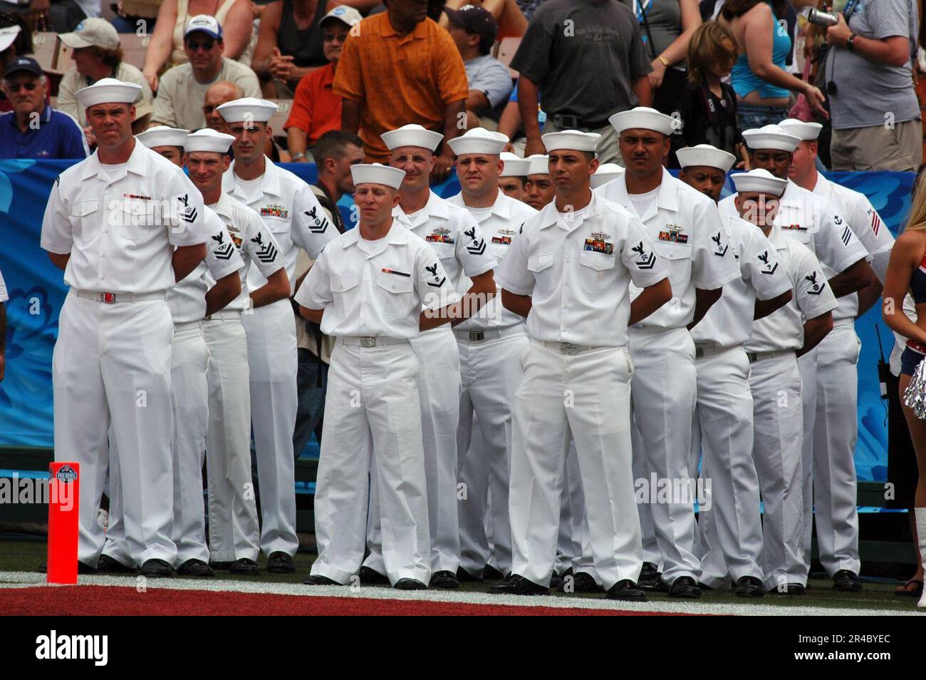 I marinai DELLA Marina MILITARE DEGLI STATI UNITI sono stati assegnati a vari comandi nelle Hawaii, in attesa di essere aiutati a portare la bandiera della American Football Conference (AFC) durante lo spettacolo pre-partita. Foto Stock