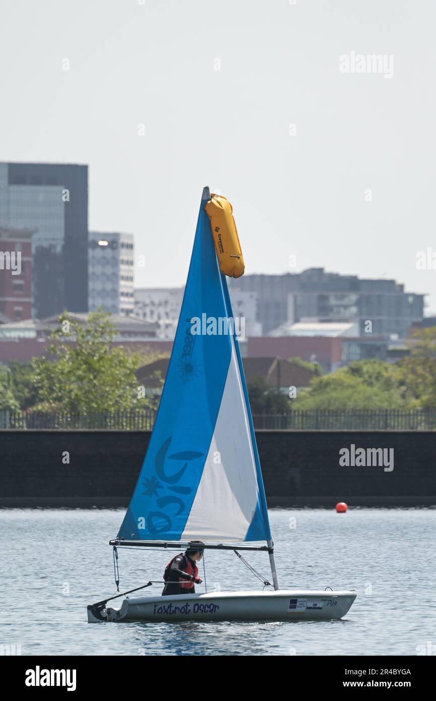 Edgbaston Reservoir, Birmingham, 27th maggio 2023 - gli appassionati di sport acquatici si sono recati a Edgbaston Reservoir il sabato mattina per godersi le temperature calde durante il weekend di Spring Bank Holiday. Diversi amanti del sole hanno utilizzato barche a vela e a remi per attraversare le acque scintillanti con lo skyline di Birmingham che incombe sullo sfondo. Un windsurfer inoltre ha usato la piccola quantità di vento per divertirsi al sole. Credit: Stop Press Media/Alamy Live News Foto Stock
