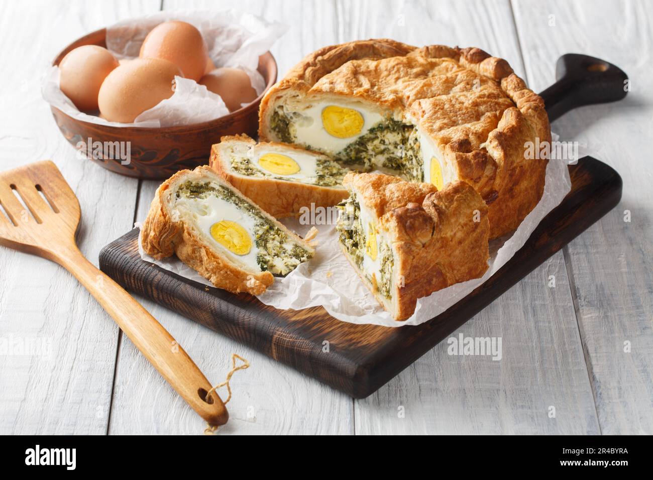 Torta Pasqualina tipica torta di pasqua salata specialità in liguria primo piano sulla tavola di legno. Orizzontale Foto Stock