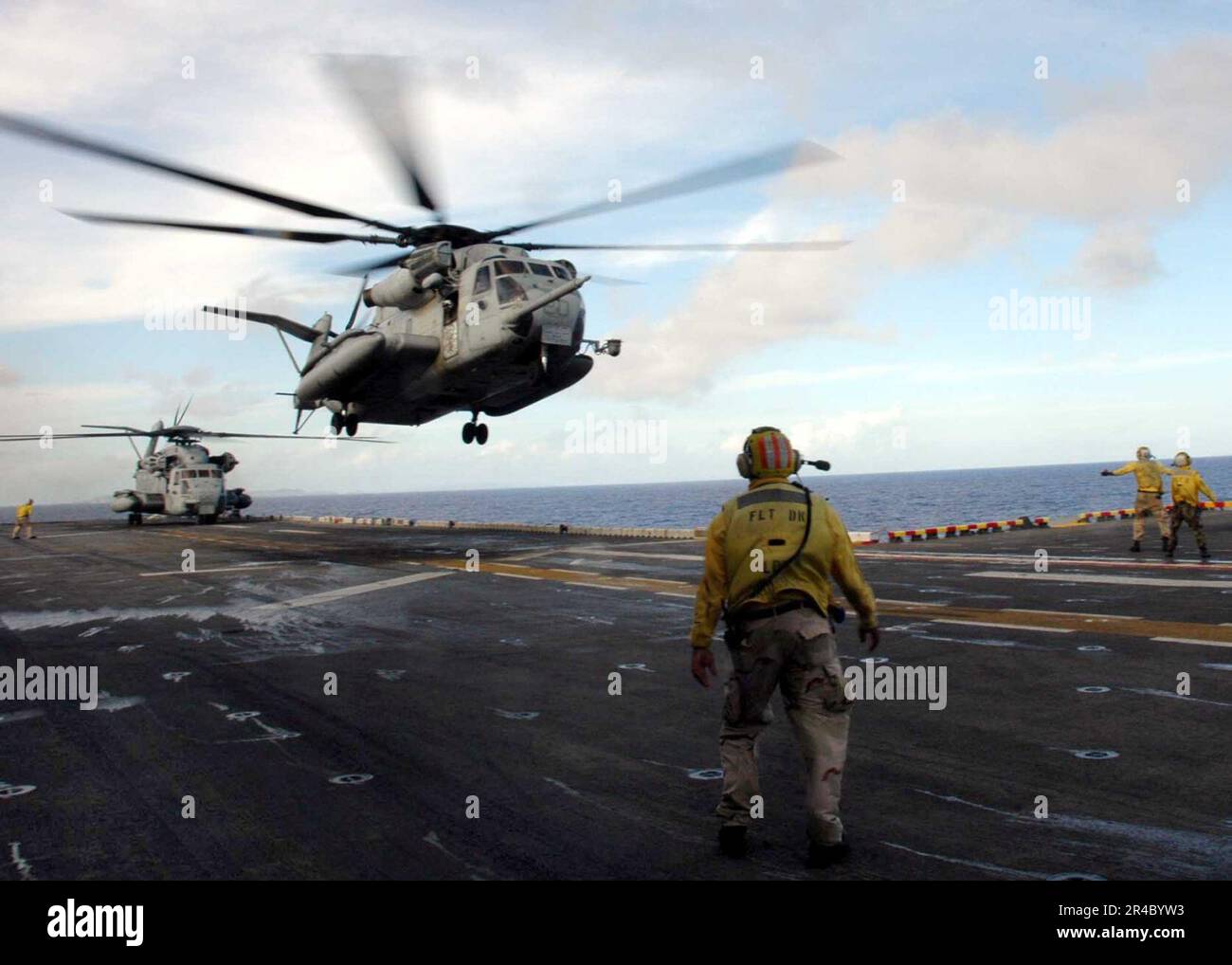 US Navy a bordo della nave d'assalto anfibio USS Essex (LHD 2), due Super Stallion CH-53E appartenenti alla Marine Air Combat Element (HM) 262 partono dal ponte di volo. Foto Stock