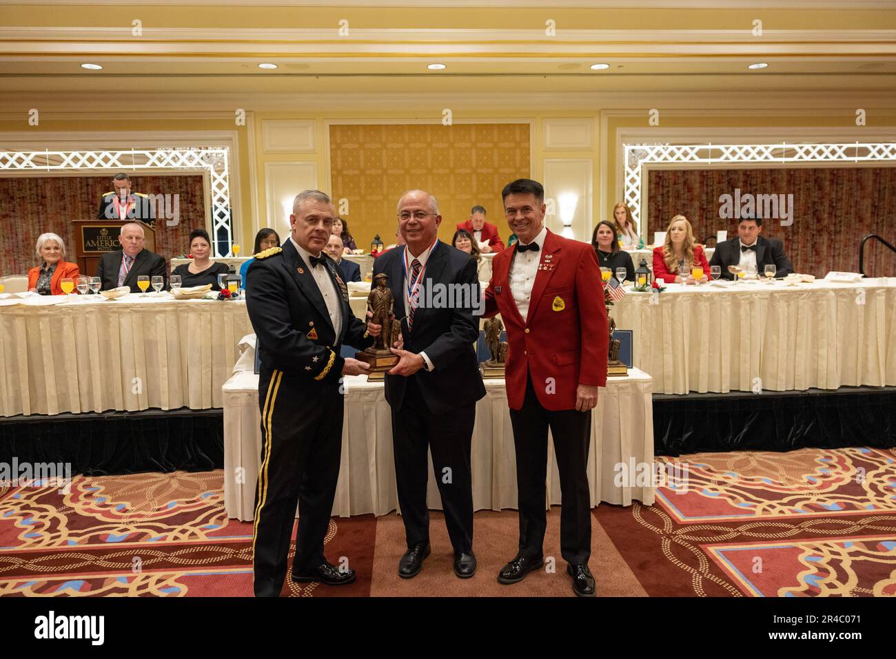 Anziano Larry Echo Hawk, consulente e consulente speciale per gli affari indiani a Gov. Spencer Cox e il procuratore generale dello Utah, riceve il Bronze Minuteman Award dal generale Michael Turley (a sinistra), generale aggiunto, della Guardia nazionale dello Utah, Jeff Burton (a destra), vice comandante del corpo dei Colonelli Onorari, durante un banchetto speciale tenuto presso il Little America Hotel a Salt Lake City, Utah, 31 marzo 2023. Il Bronze Minuteman Award premia i leader della comunità per il loro straordinario sostegno e la loro leadership nei confronti dei cittadini dello Utah e della comunità militare. Foto Stock