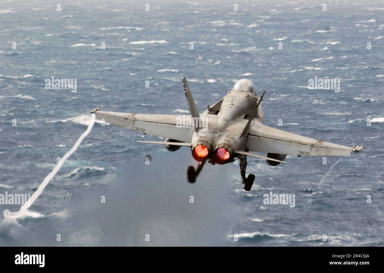 US Navy un F-A-18 Hornet assegnato ai Valions of Strike Fighter Squadron uno cinque (VFA-15) ascensori dal ponte di volo a bordo della portaerei di classe Nimitz USS Theodore Roosevelt (CVN 71). Foto Stock