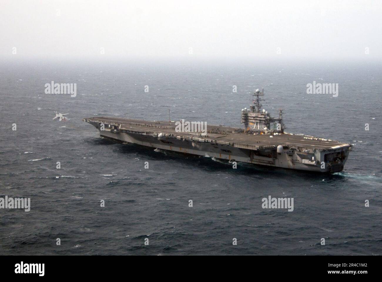 KEN Hockycko e Roy Emanuel, F-14D piloti Tomcat assegnati ai Leoni neri di Fighter Squadron due uno tre (VF-213), lancio dal ponte di volo della USS Theodore Roosevelt (CVN 71). Foto Stock