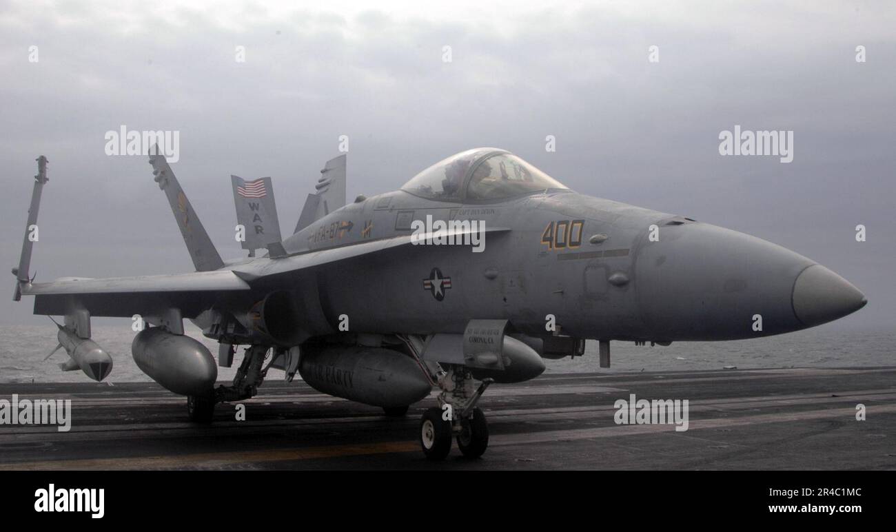 US Navy un F-A-18C Hornet assegnato al Golden Warriors of Strike Fighter Squadron Eight Seven (VFA-87) si prepara a prendere un taxi in posizione di lancio. Foto Stock