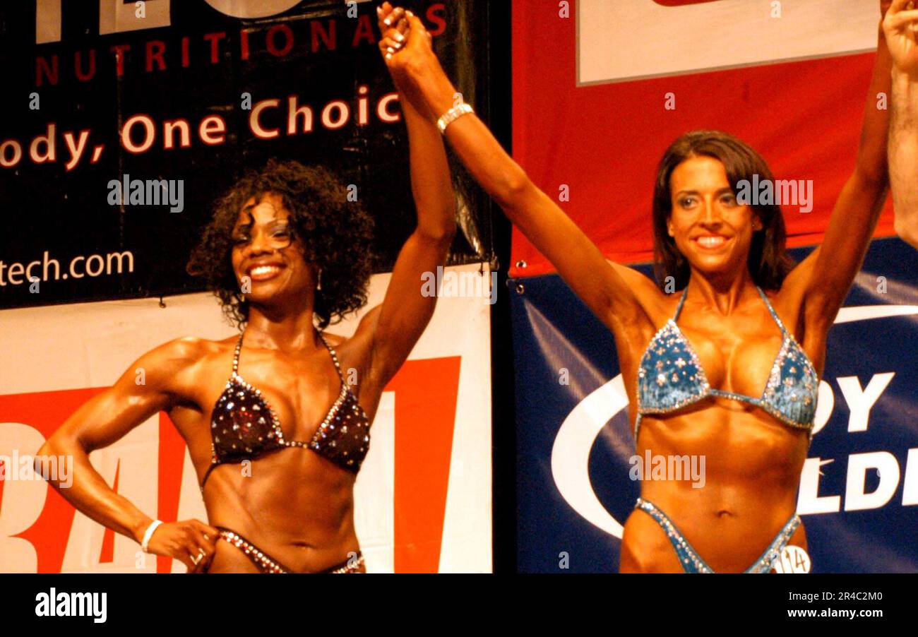 US Navy U.S.A. Navy reserviser, a sinistra, si pone con un altro concorrente per una foto dei primi cinque nella Classe D Figure Competition, durante il GNC - NPC World Gym Classic San Diego Bodybuilding ^. Foto Stock