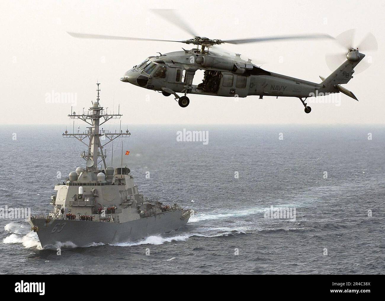 US Navy Un elicottero MH-60s Seahawk assegnato ai Falchi d'Oro dell'elicottero Anti-Submarine Squadron Two (HS-2), vola dal cacciatorpediniere missilistico guidato USS Russell (DDG 63). Foto Stock