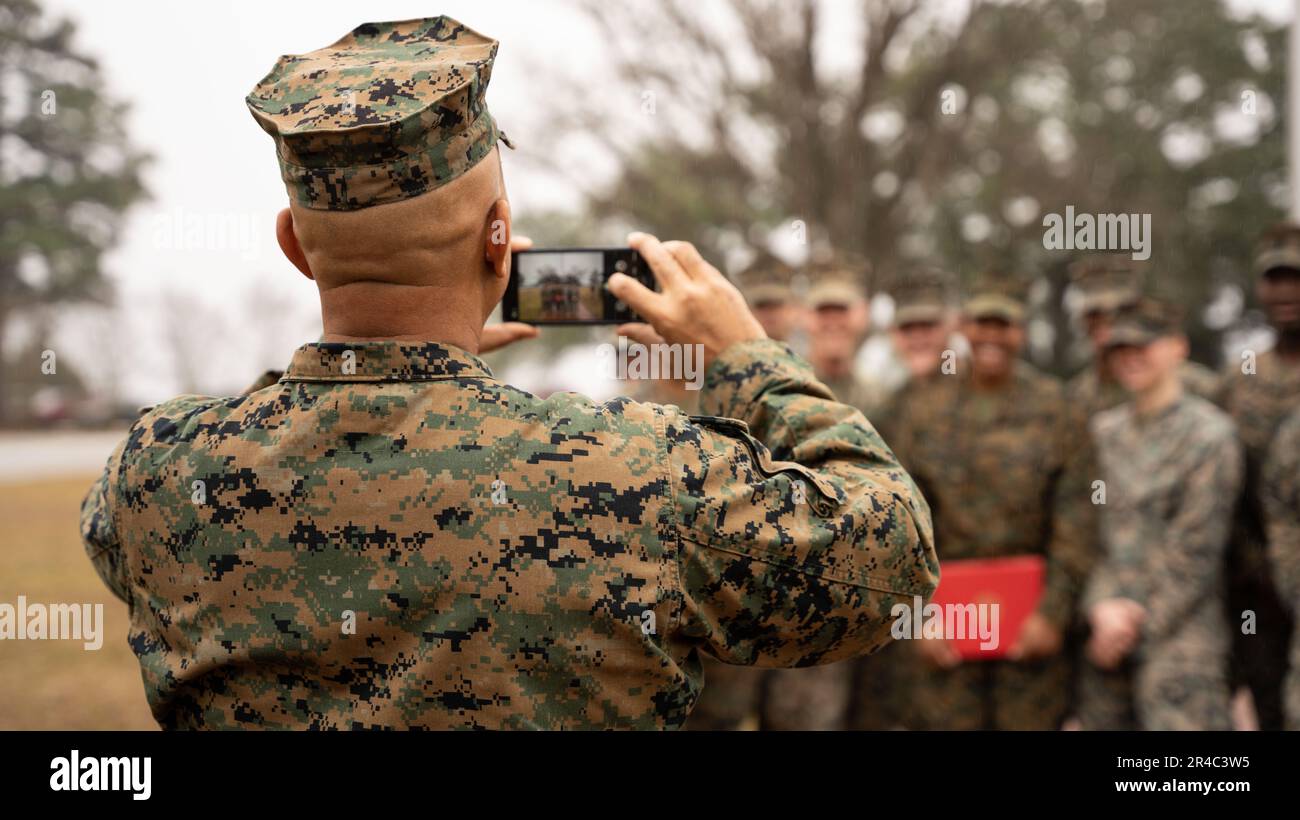 STATI UNITI Brian W. Cavanaugh, il comandante generale della flotta Marina Force, Atlantic, Marine Forces Command, Marine Forces Northern Command, scatta una foto post-promozionale al Marine Corps base Camp Lejeune, North Carolina, 1 febbraio 2023. Cavanaugh e i rispettivi dirigenti hanno visitato II MEF per fare un tour dei comandi subordinati, discutere di capacità, innovazioni e incontrare Marines. Foto Stock