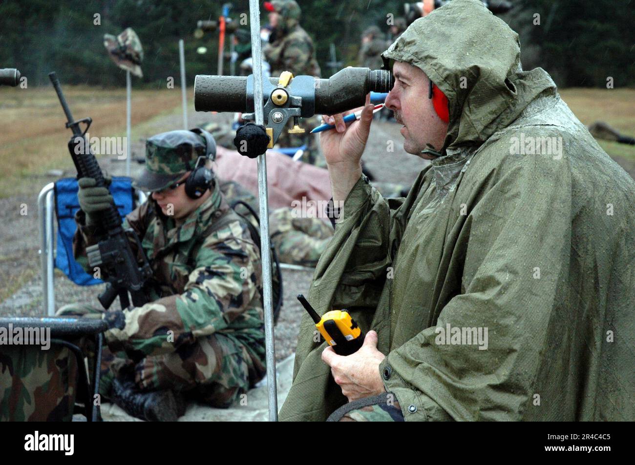 US Navy SAFS istruttore diritto, controlla la precisione di 26 studenti che hanno partecipato alla scuola di tiro a piccoli armamenti sponsorizzato dalla Guardia Nazionale di Washington a Fort Lewis, Washington. Foto Stock