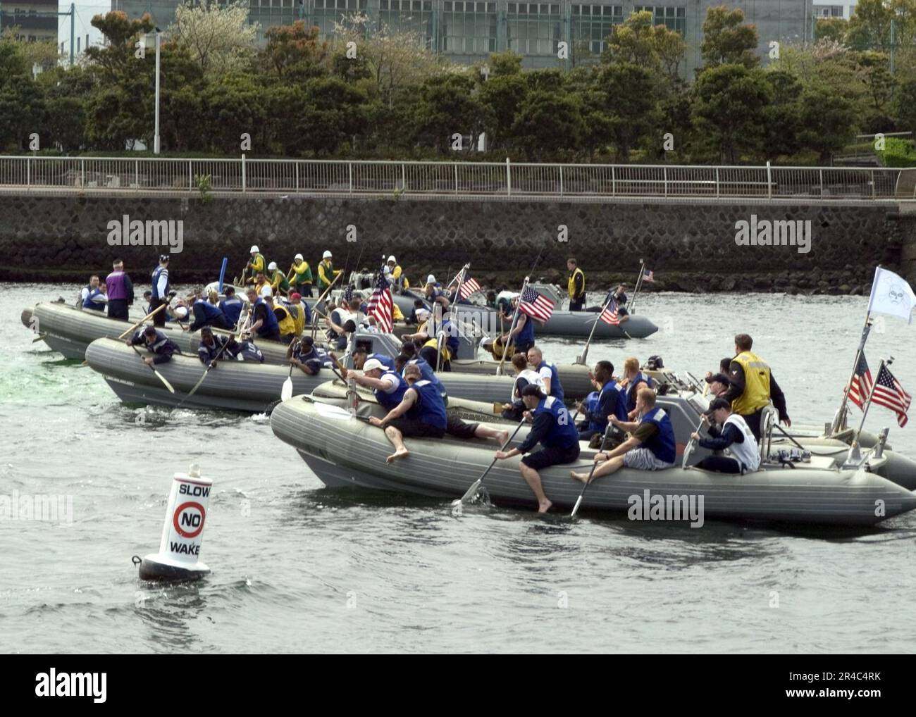 US Navy All Rigid Hull Inflatable Boats (RHIB) avvicinarsi alla linea di partenza per iniziare il George I. Purdy RHIB Race a bordo del comandante, attività della flotta Yokosuka, Giappone. Foto Stock