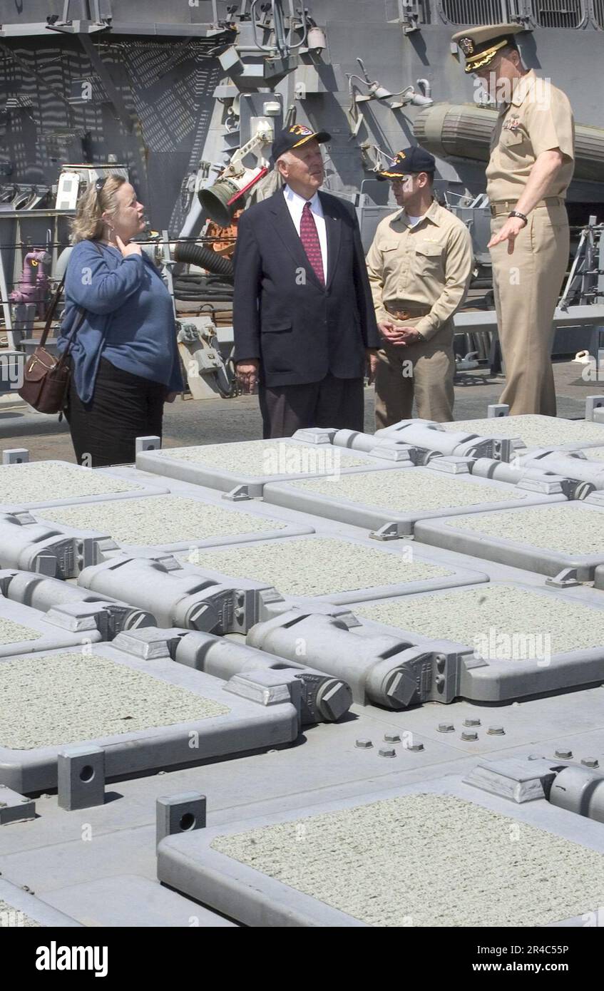 US Navy USS Fitzgerald (DDG 62) comandante ufficiale, CMdR. spiega la funzione dei sistemi di lancio verticale. Foto Stock
