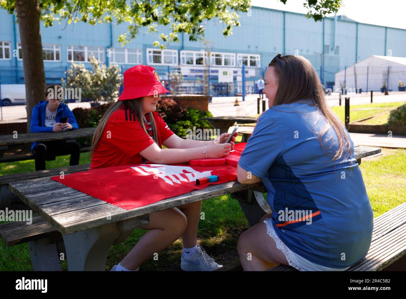 REGNO UNITO. 27th maggio, 2023. Liverpool, Inghilterra, 27th 2023 maggio: Tifosi del Manchester United prima della partita di football della fa Womens Super League tra Liverpool e Manchester United al Prenton Park di Liverpool, Inghilterra. (James Whitehead/SPP) Credit: SPP Sport Press Photo. /Alamy Live News Foto Stock