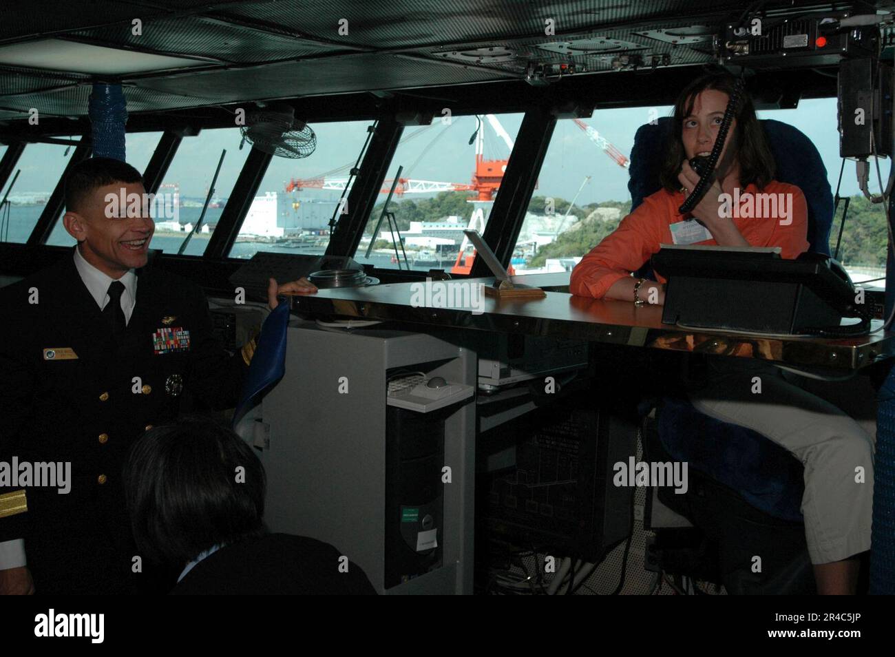 US Navy Commander, Carrier Strike Group Five (CSG-5), ADM posteriore Douglas McClain, conduce un tour del ponte di navigazione USS Kitty Hawk (CV 63) per i membri della Japanese American Wives Association. Foto Stock