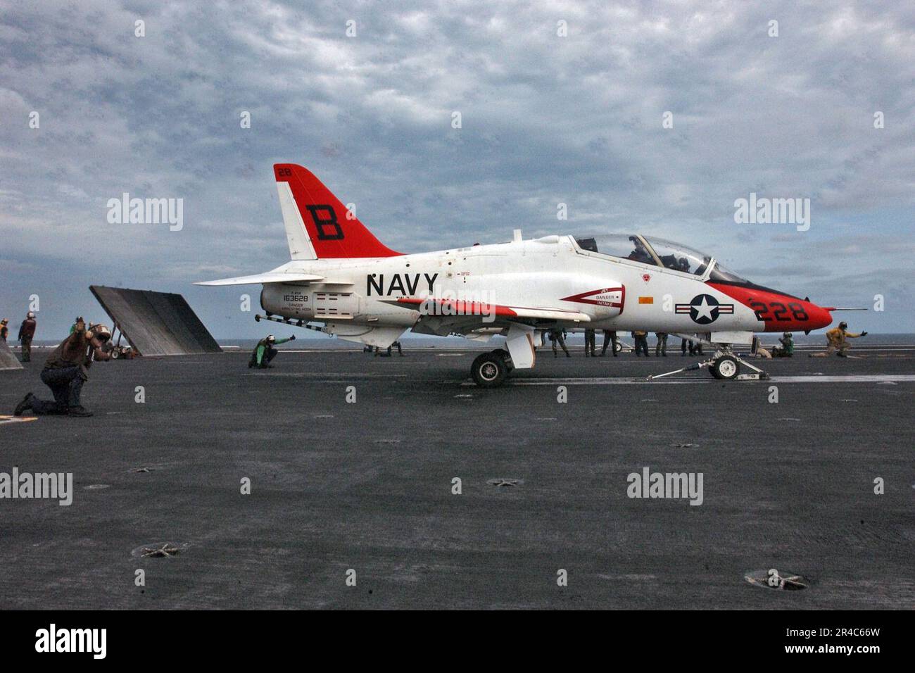 US Navy Un jet addestratore T-45A Goshawk si prepara a lanciare dal ponte di volo a bordo della portaerei di classe Nimitz USS Theodore Roosevelt (CVN 71). Foto Stock