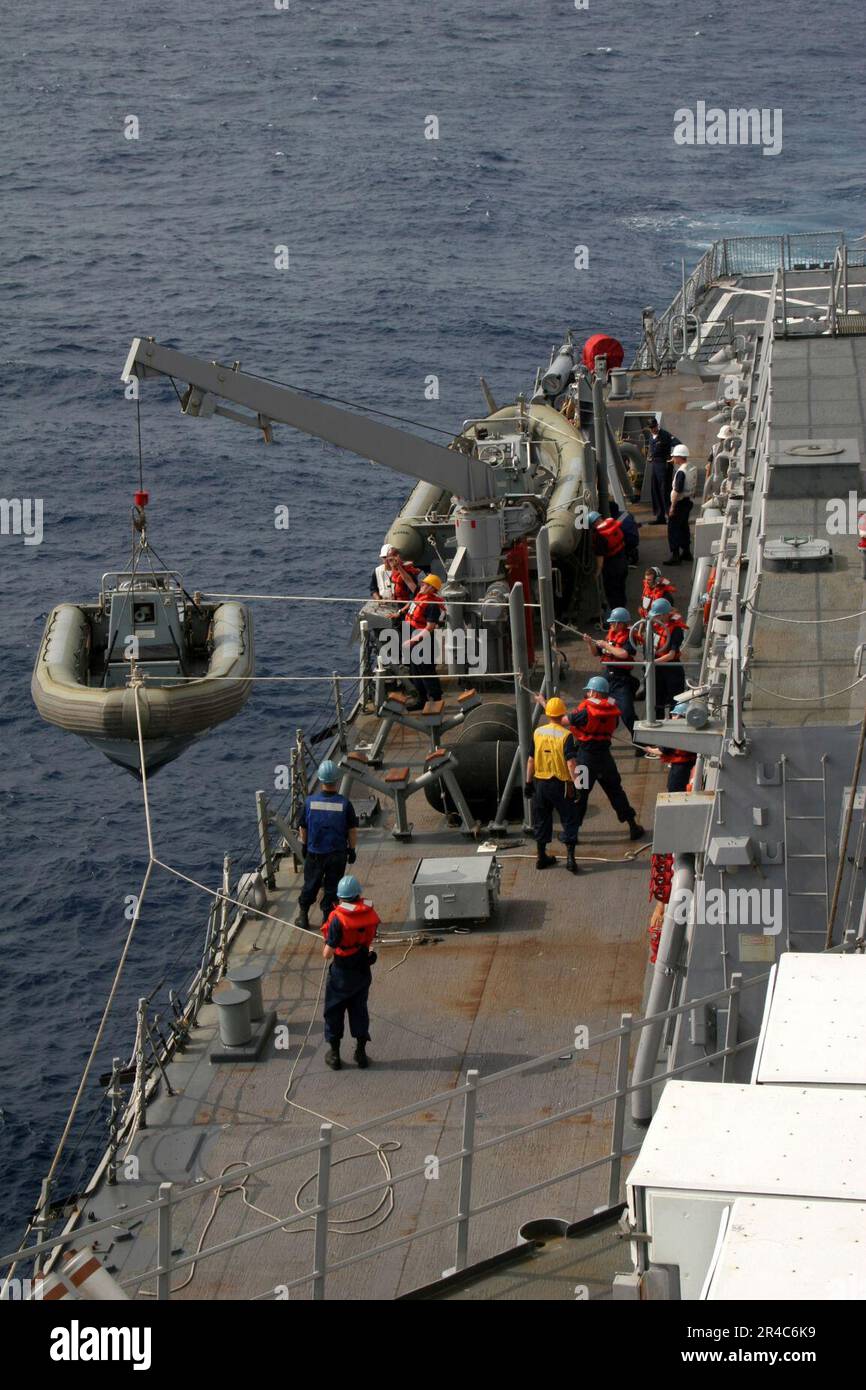 US Navy Boatswain's Mates recuperare le rigide Hull Inflatable Boats (RHIB) dopo visita, Board, Ricerca e sequestro Team (VBSS) eseguito un trapano a bordo del cacciatorpediniere missilistico guidato USS Curtis Wilbur (DDG 54). Foto Stock