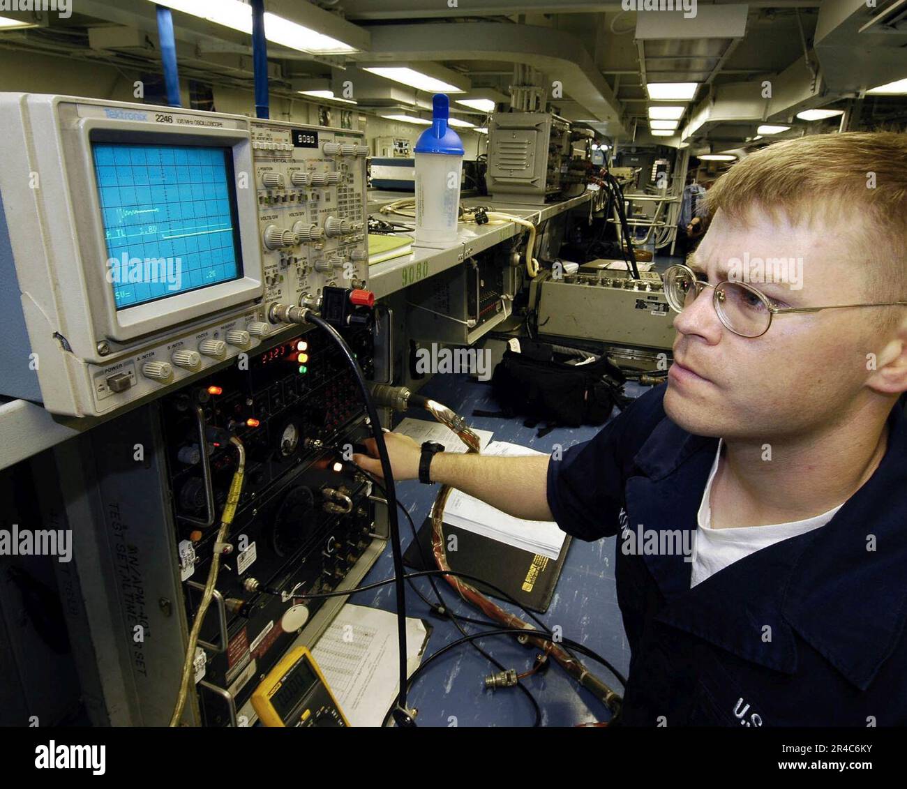 US Navy Aviation Electronics Technician Airman utilizza un oscilloscopio per verificare i segnali sulle apparecchiature aeronautiche degli aeromobili a bordo della portaerei di classe Nimitz USS Abraham Lincoln. Foto Stock