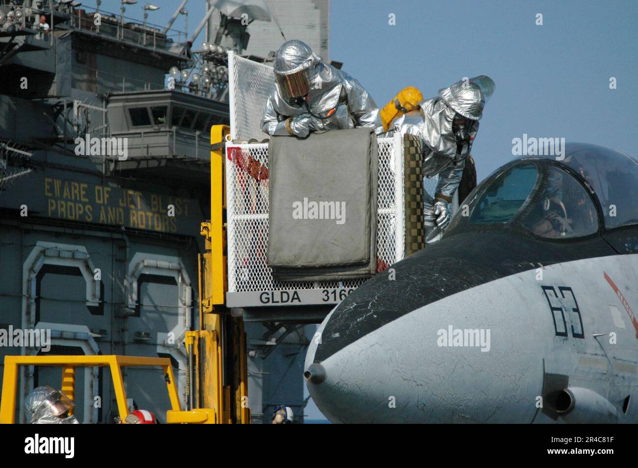 US Navy la divisione crash-and-salvage a bordo della portaerei a propulsione convenzionale USS Kitty Hawk's (CV 63) pratica procedure di estrazione pilota durante una perforazione di ponte di volo. Foto Stock